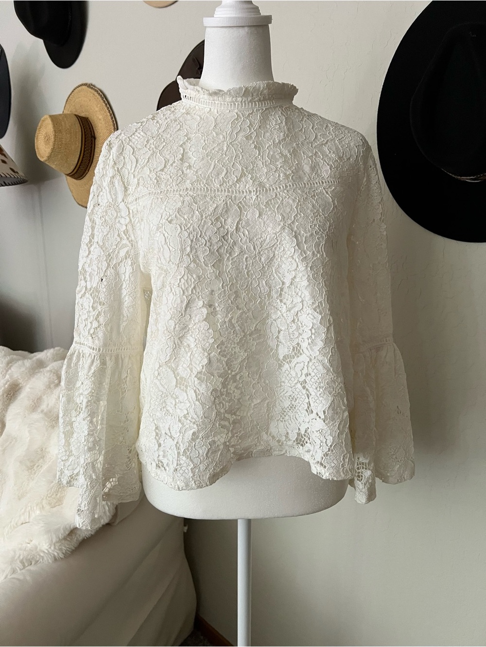 BB Dakota Wild Heart Cream Lace Button-Back Blouse - Boutique Size M NWOT